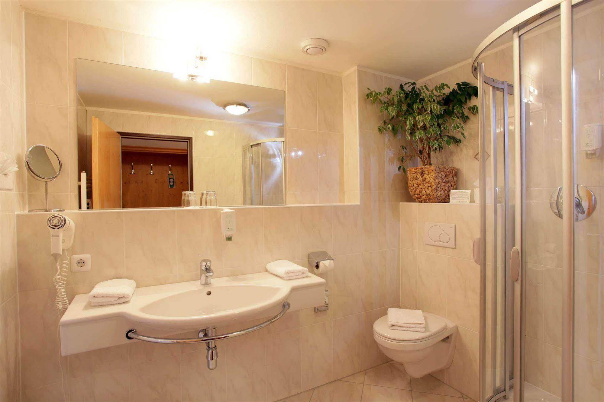 Alpenhof Brixen Hotel Бриксен-им-Тале Екстериор снимка