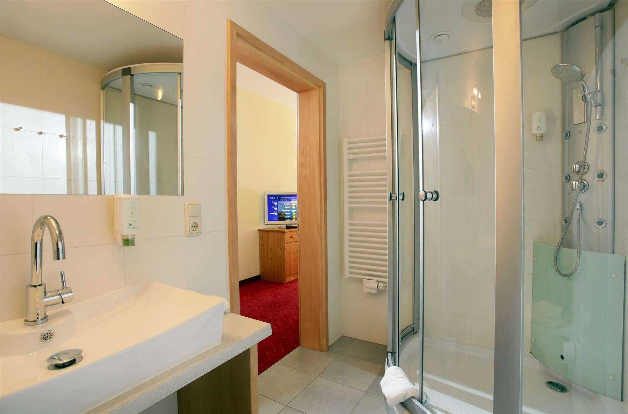 Alpenhof Brixen Hotel Бриксен-им-Тале Екстериор снимка