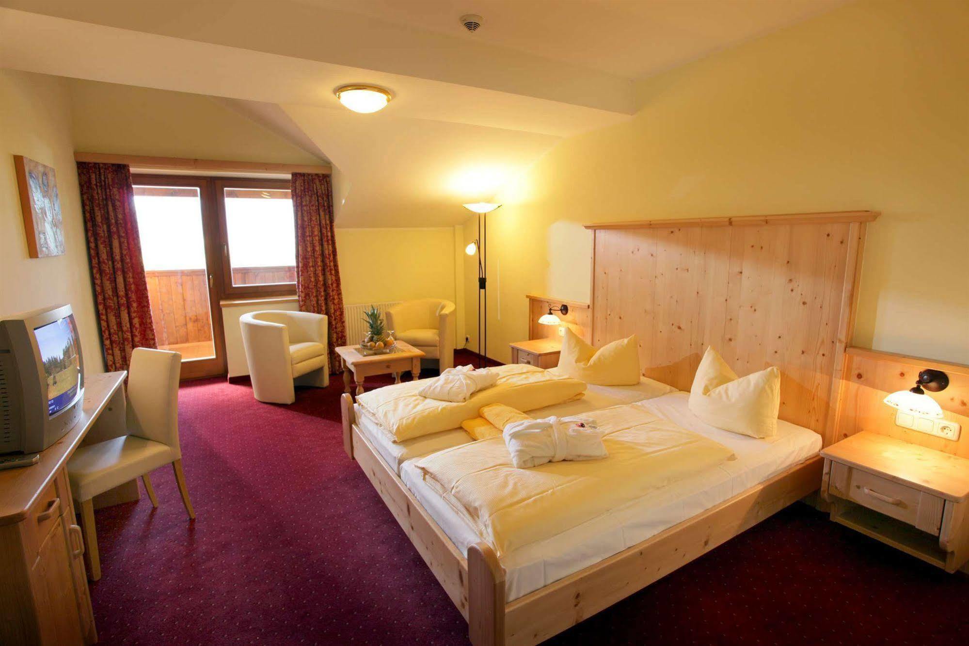 Alpenhof Brixen Hotel Бриксен-им-Тале Екстериор снимка