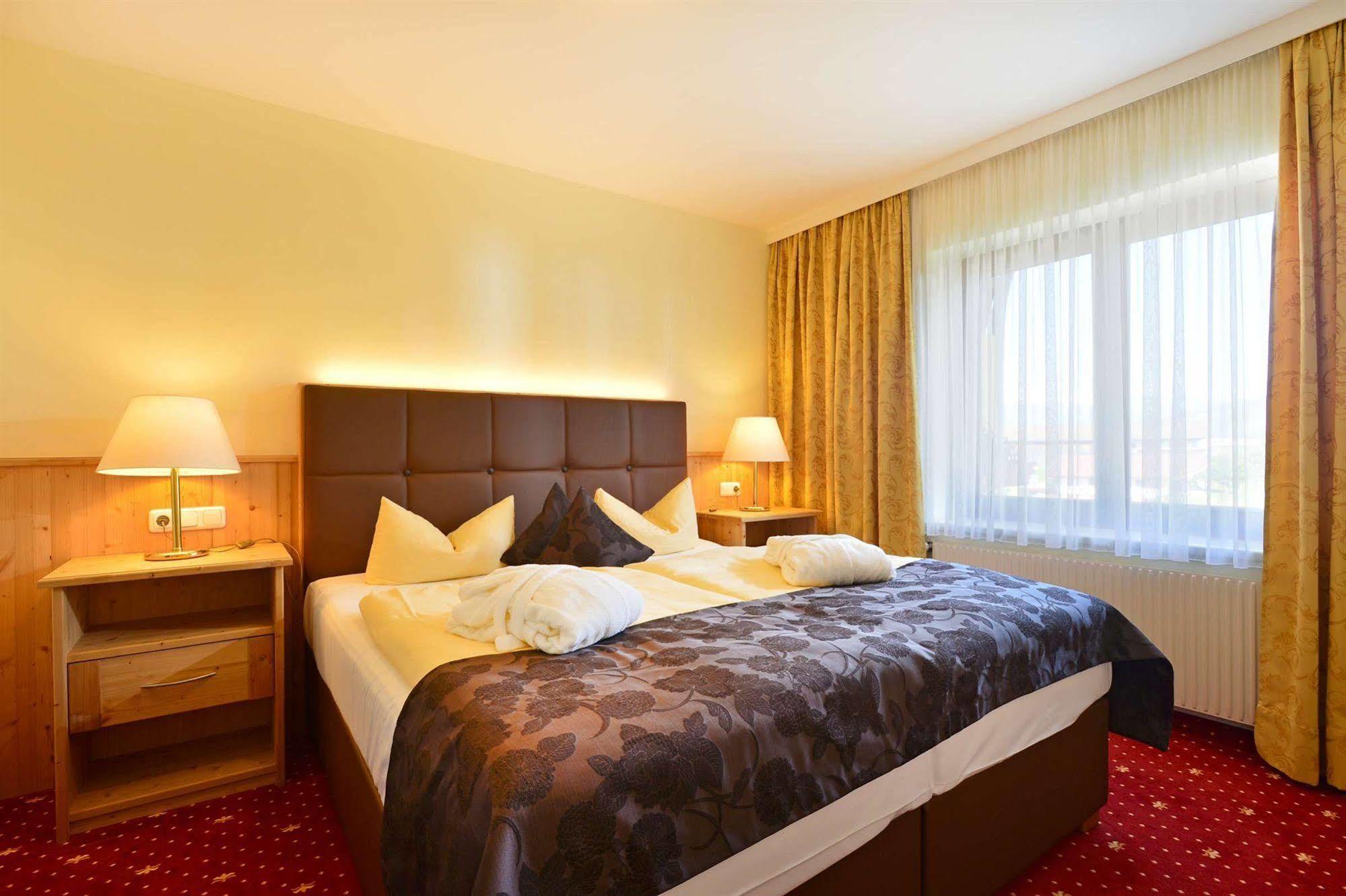 Alpenhof Brixen Hotel Бриксен-им-Тале Екстериор снимка